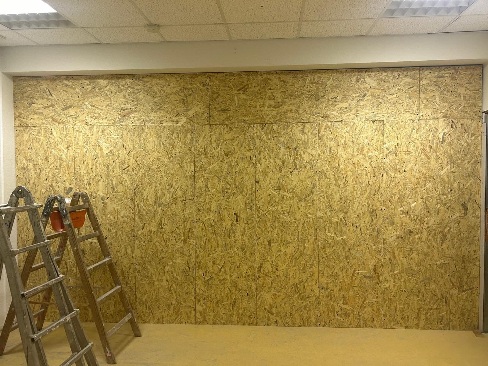 Wand vollflächig mit Holzwerkstoffplatten beplankt