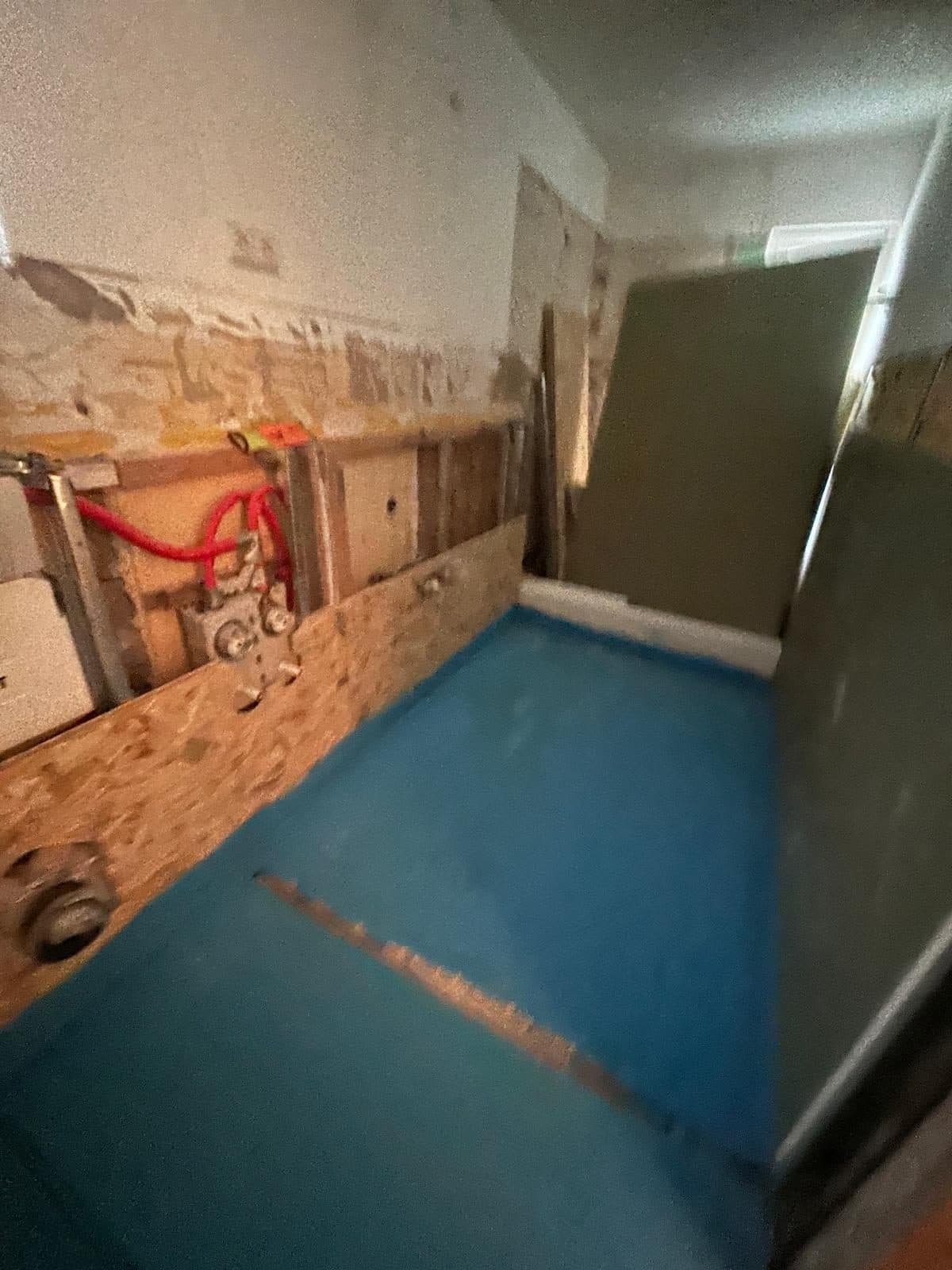 Bad im Rohbau, Vorwandinstallation gesetzt, Boden und Wand abgedichtet