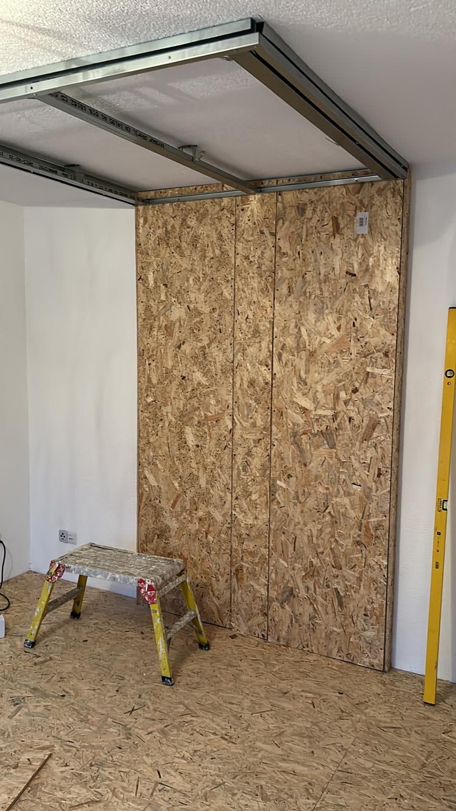 Metallständerwerk für die abgehängte Decke, Wand mit Holzwerkstoffplatten