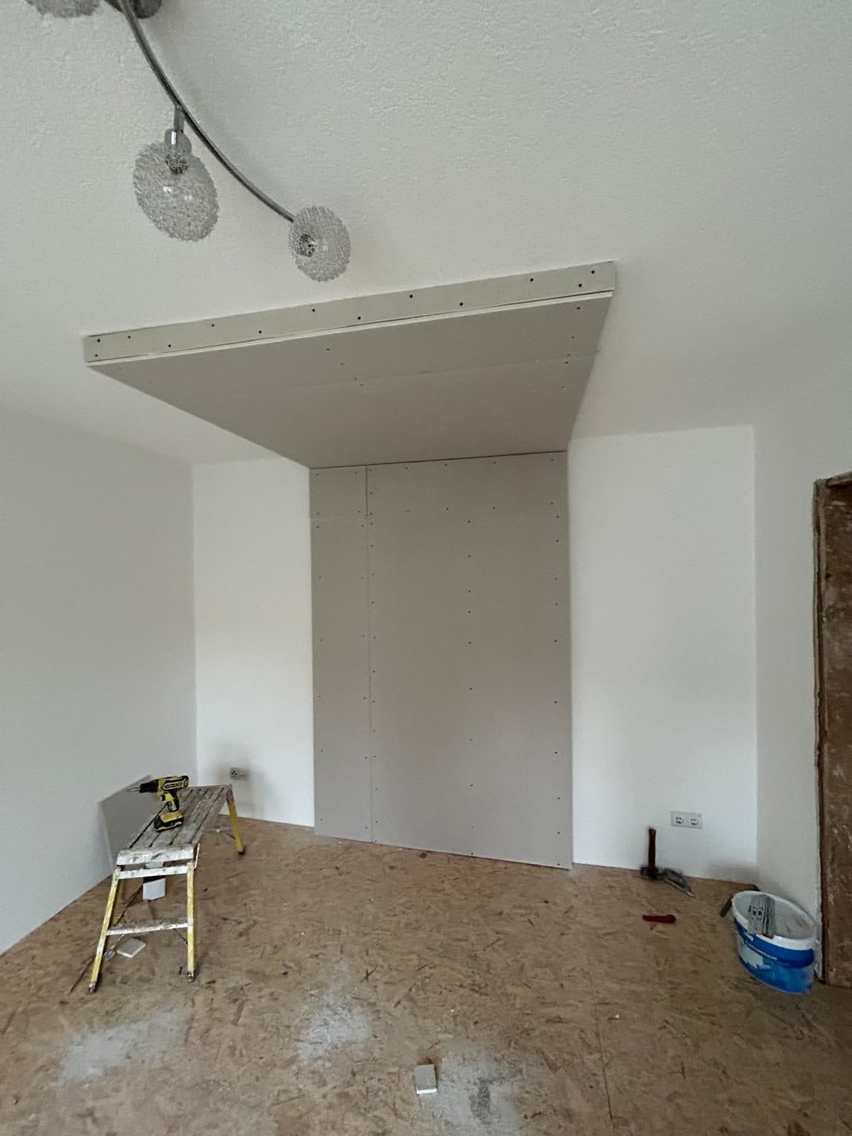 Fertig beplankte Vorsatzschale mit abgehängter Decke und Leuchten